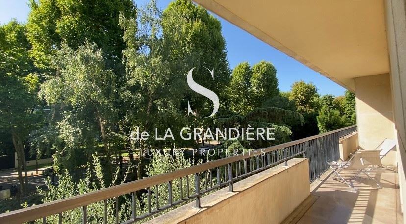 Real estate Paris. Neuilly-sur-Seine - Boulevard du Château - Near shops 