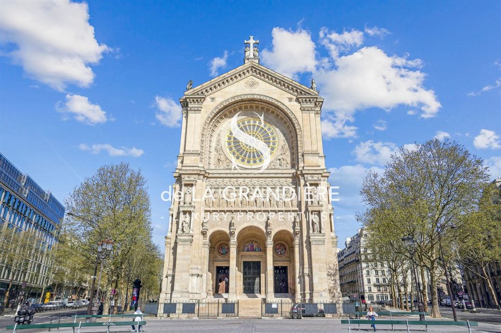 Real estate Paris. Paris 8th arrondissement - 2-room apartment with balcony. 